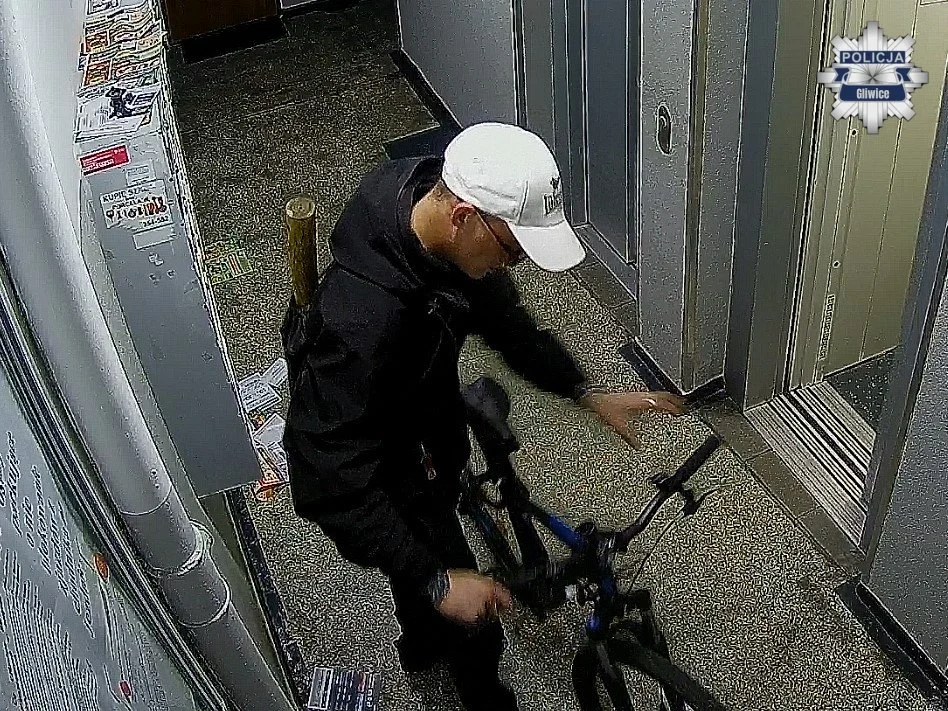 Kradzież roweru w Gliwicach. Policja szuka tych dwóch mężczyzn. Rozpoznajesz?
