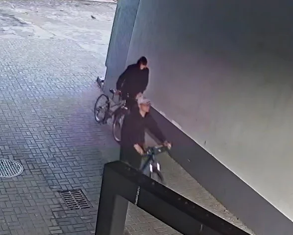 Kradzież roweru w Gliwicach. Policja szuka tych dwóch mężczyzn. Rozpoznajesz? / fot. KMP Gliwice
