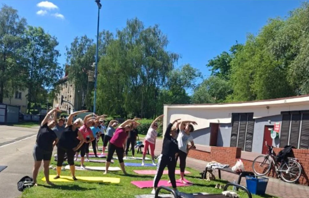 Letnie ćwiczenia przy Brzozowej. Dołącz do zajęć „Aktywni 50+”