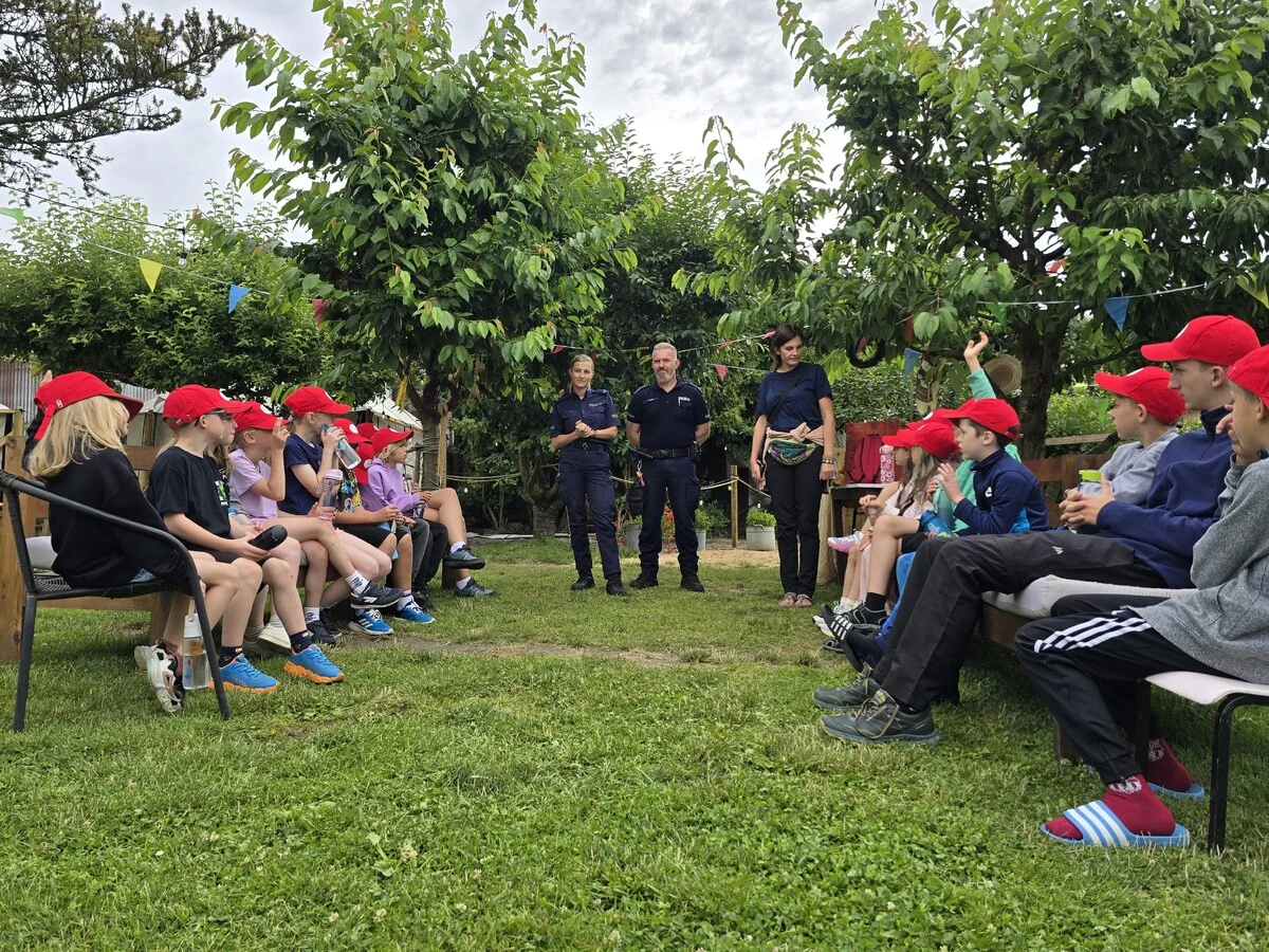 Półkolonie "Niezłe ziółka" z wizytą policjantów. Dzieci pytały o wakacyjne bezpieczeństwo