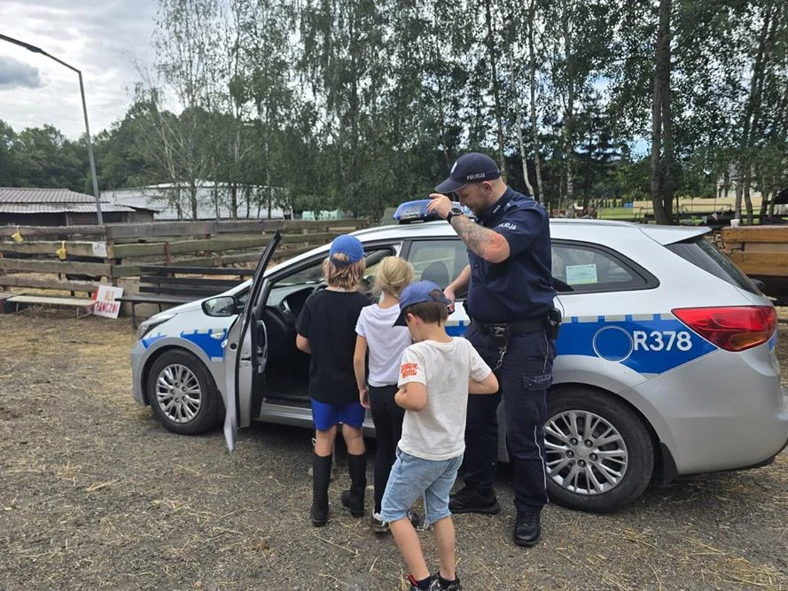 Bezpieczne wakacje w Orzeszu. Policjant spotkał się z dziećmi w „Ale Ranczo”