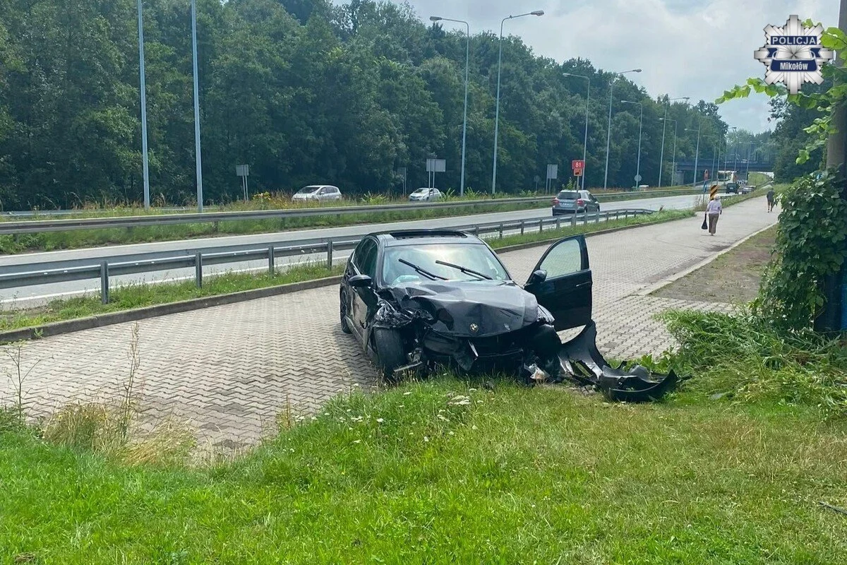 Poślizg i chwile grozy w Łaziskach Górnych. Auto wypadło z drogi