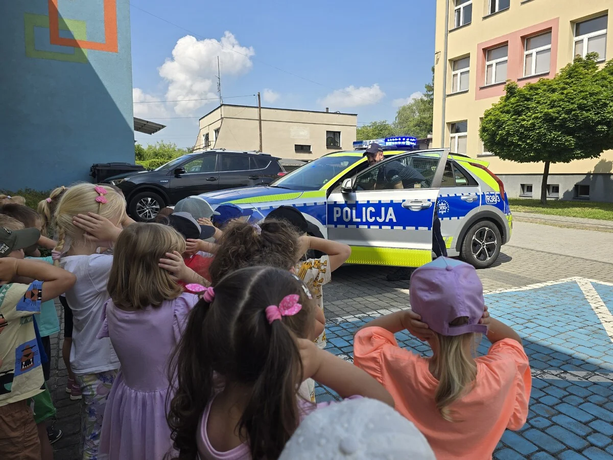 Radiowóz zrobił największe wrażenie. Dzielnicowi odwiedzili przedszkolaków w Wyrach / fot. KPP Mikołów