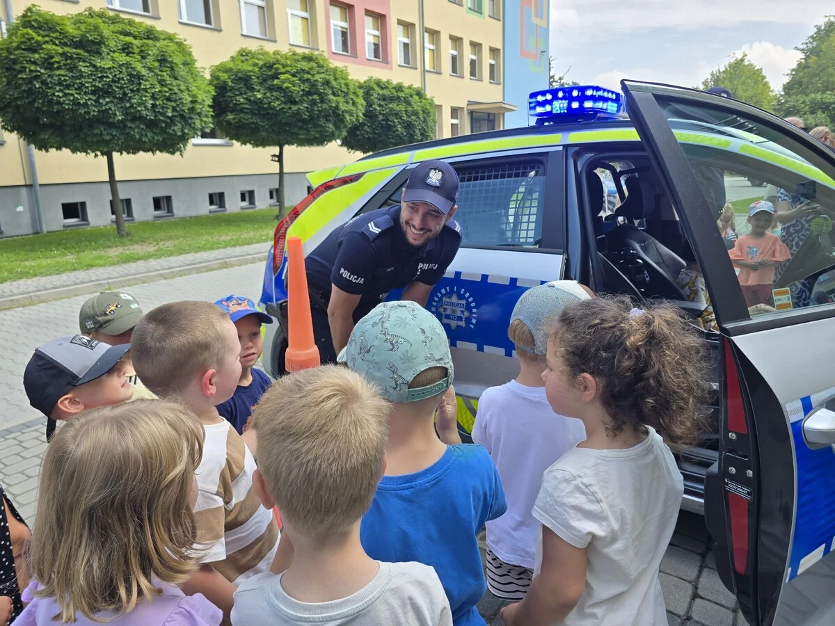 Radiowóz zrobił największe wrażenie. Dzielnicowi odwiedzili przedszkolaków w Wyrach