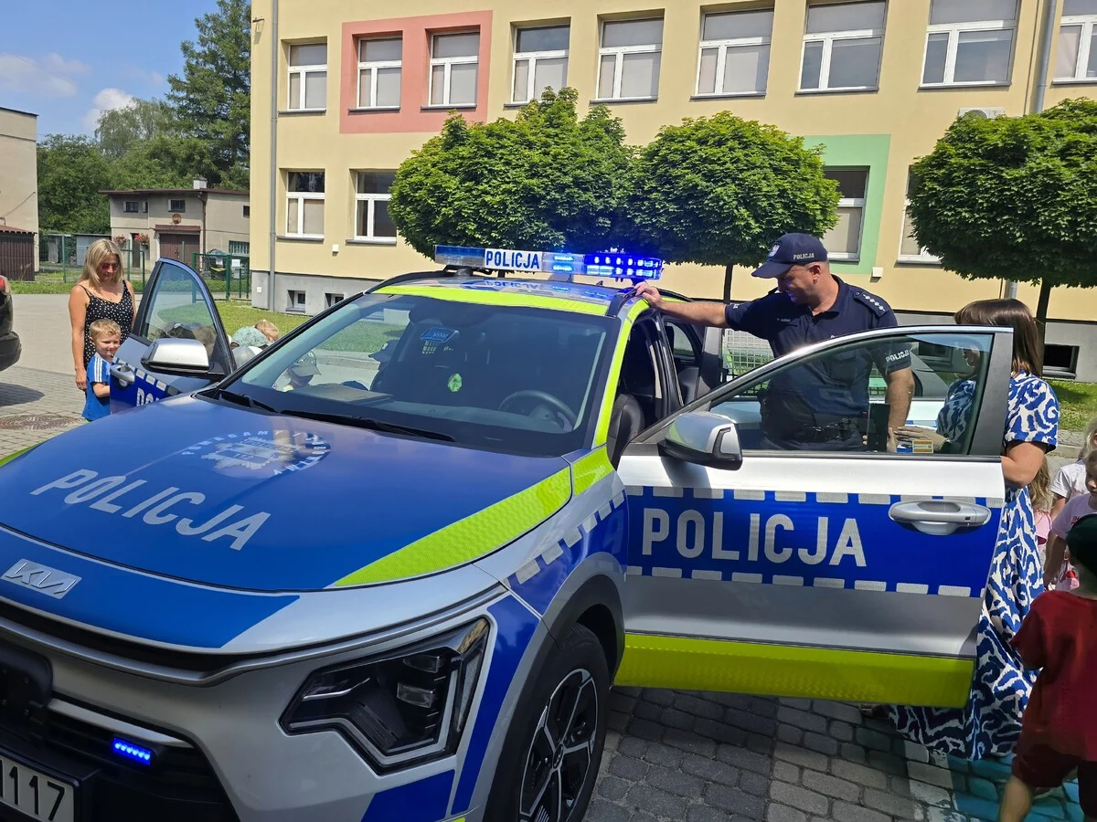 Radiowóz zrobił największe wrażenie. Dzielnicowi odwiedzili przedszkolaków w Wyrach / fot. KPP Mikołów