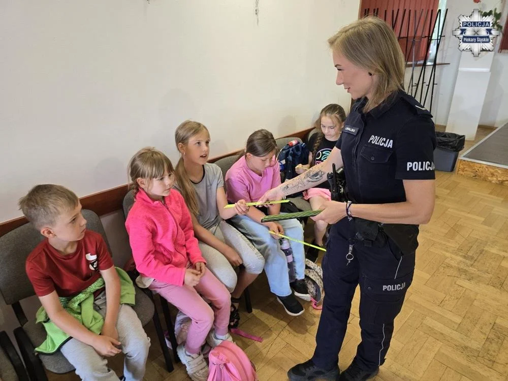 Policjanci odwiedzili dzieci na półkoloniach. Rozmawiali o bezpiecznych wakacjach