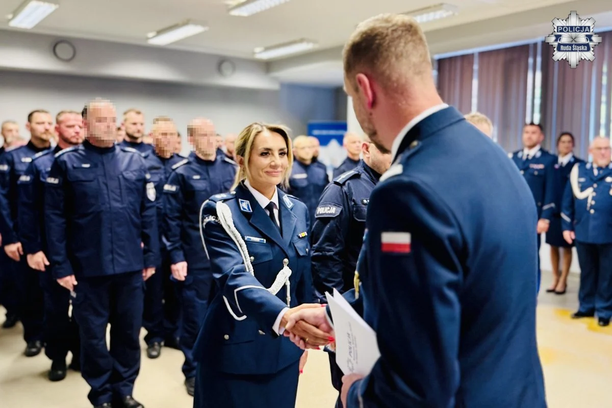 Rudzka policja uczciła Narodowy Dzień Powstań Śląskich. Wręczono awanse i nagrody