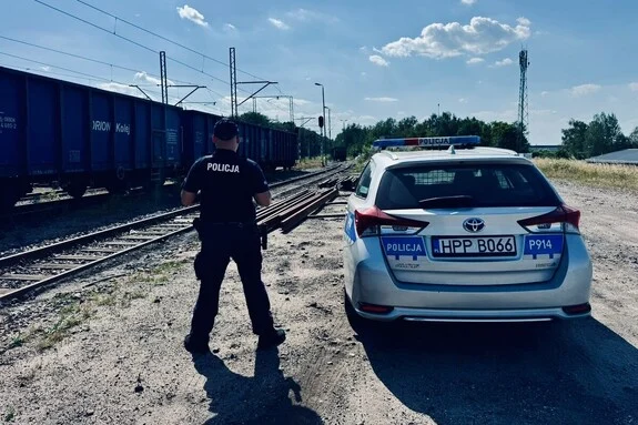 Próbowali wejść na pociąg towarowy. Policjant z Rudy Śląskiej przerwał niebezpieczną zabawę nastolatków