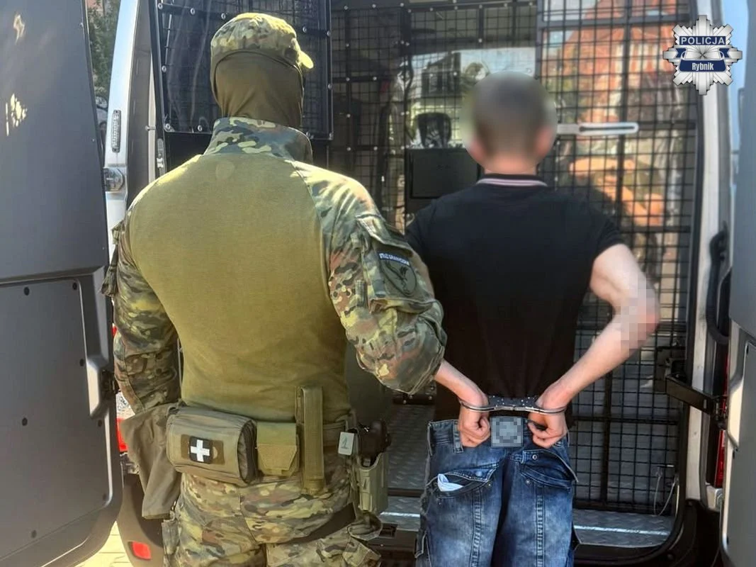 Policjanci zatrzymali 22-letniego obywatela Ukrainy za przestępstwa z nienawiści. Został już deportowany z Polski