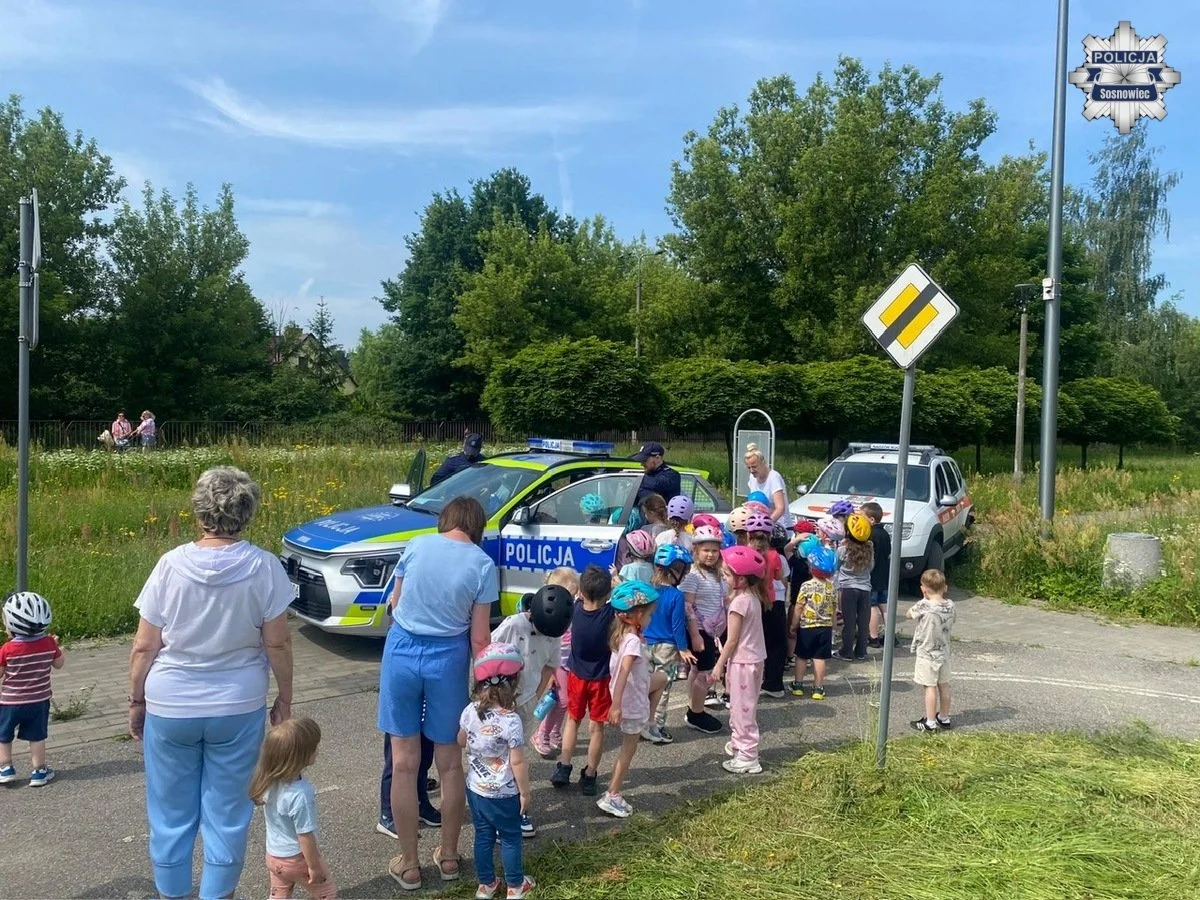 Karta rowerowa i wakacyjne bezpieczeństwo. Policjanci spotkali się z dziećmi / fot. KMP Sosnowiec