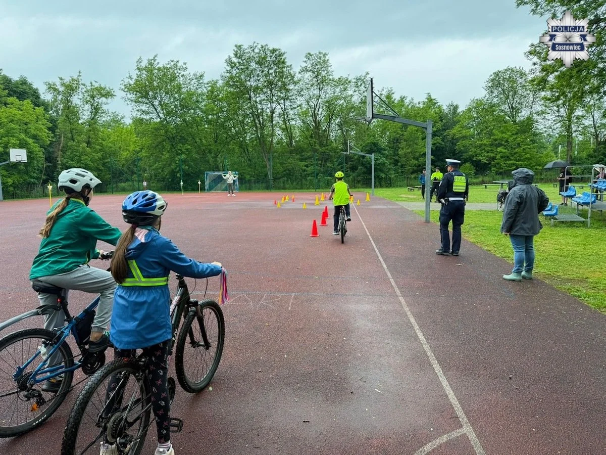 Karta rowerowa i wakacyjne bezpieczeństwo. Policjanci spotkali się z dziećmi / fot. KMP Sosnowiec