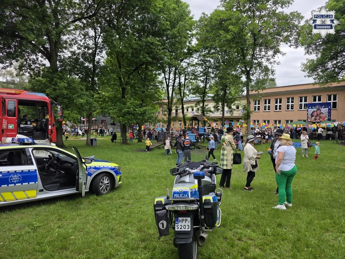 Karta rowerowa i wakacyjne bezpieczeństwo. Policjanci spotkali się z dziećmi / fot. KMP Sosnowiec