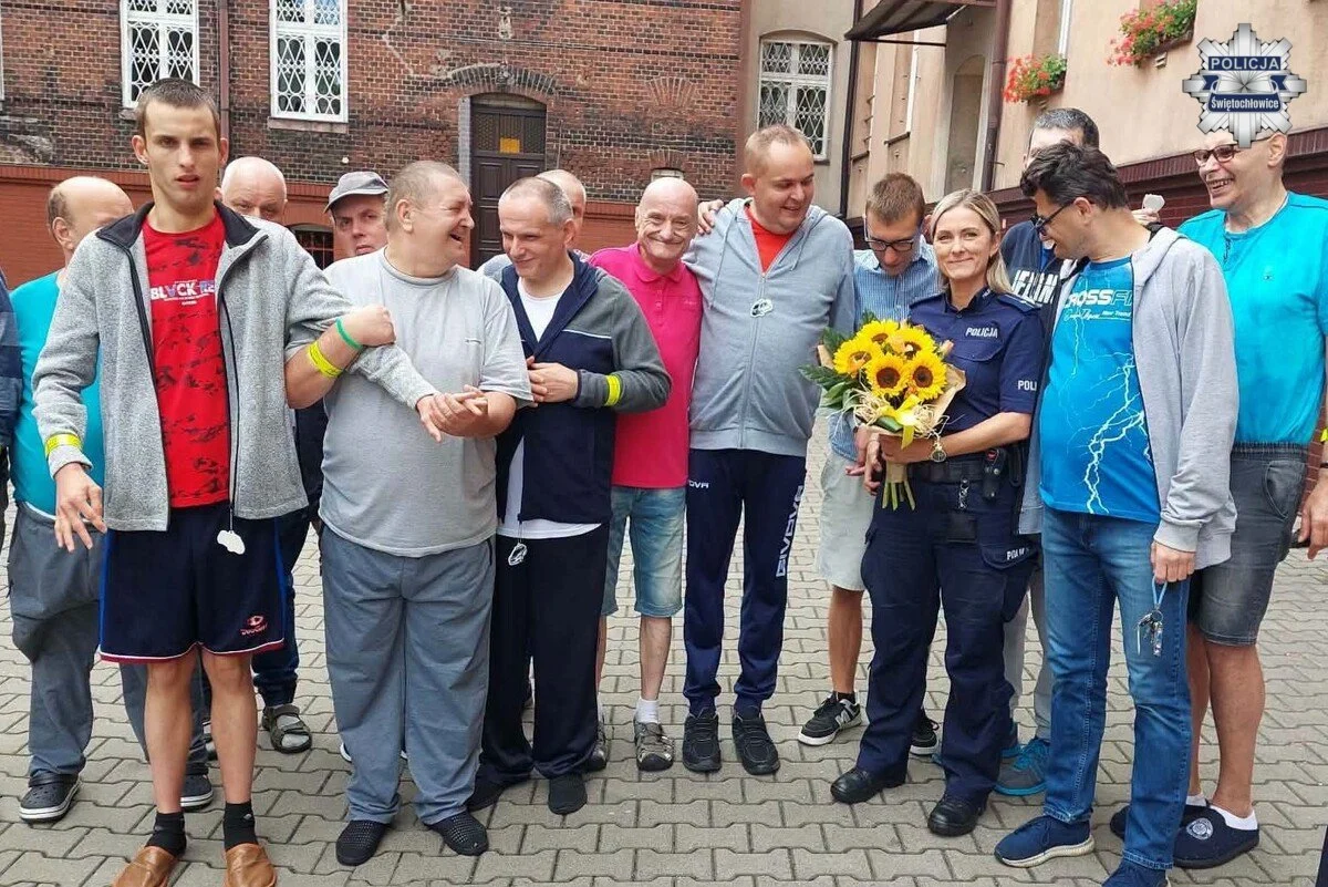Wyjątkowe spotkanie w świętochłowickim DPS. Była profilaktyka i podziękowania dla policjantów