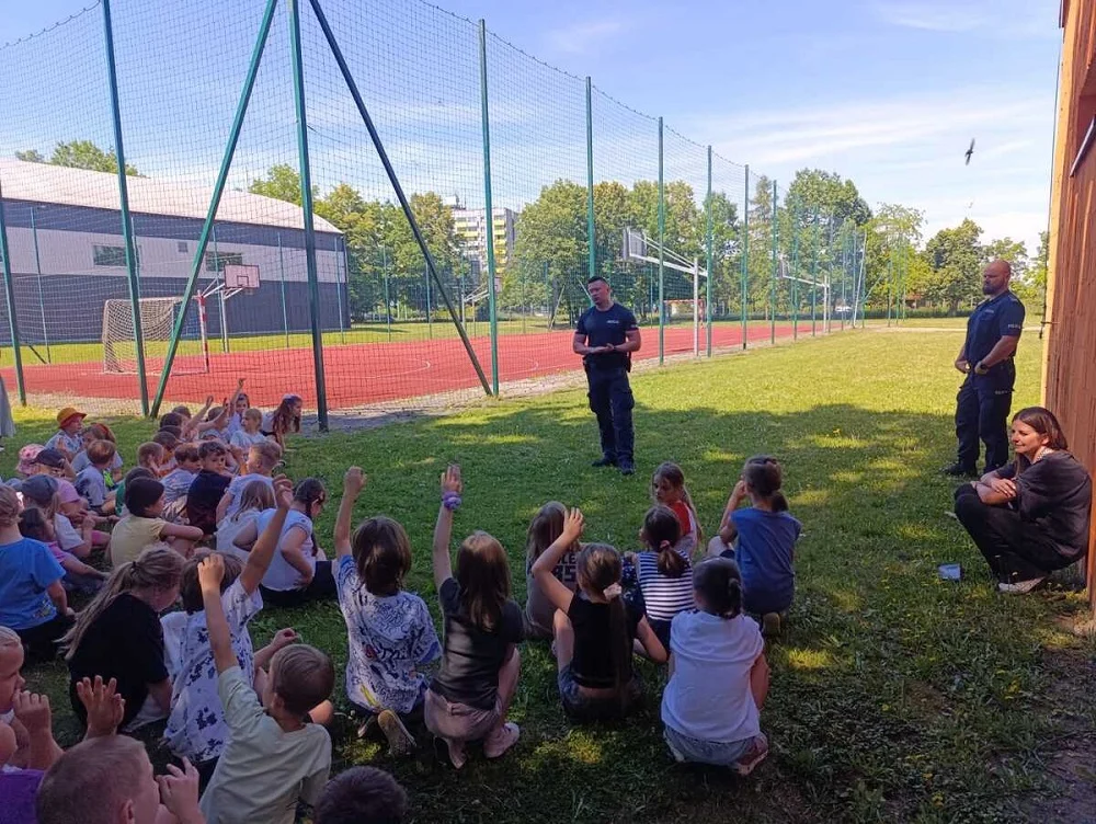 Policjanci odwiedzili pierwszoklasistów w Tychach. Rozmawiali o bezpiecznych wakacjach