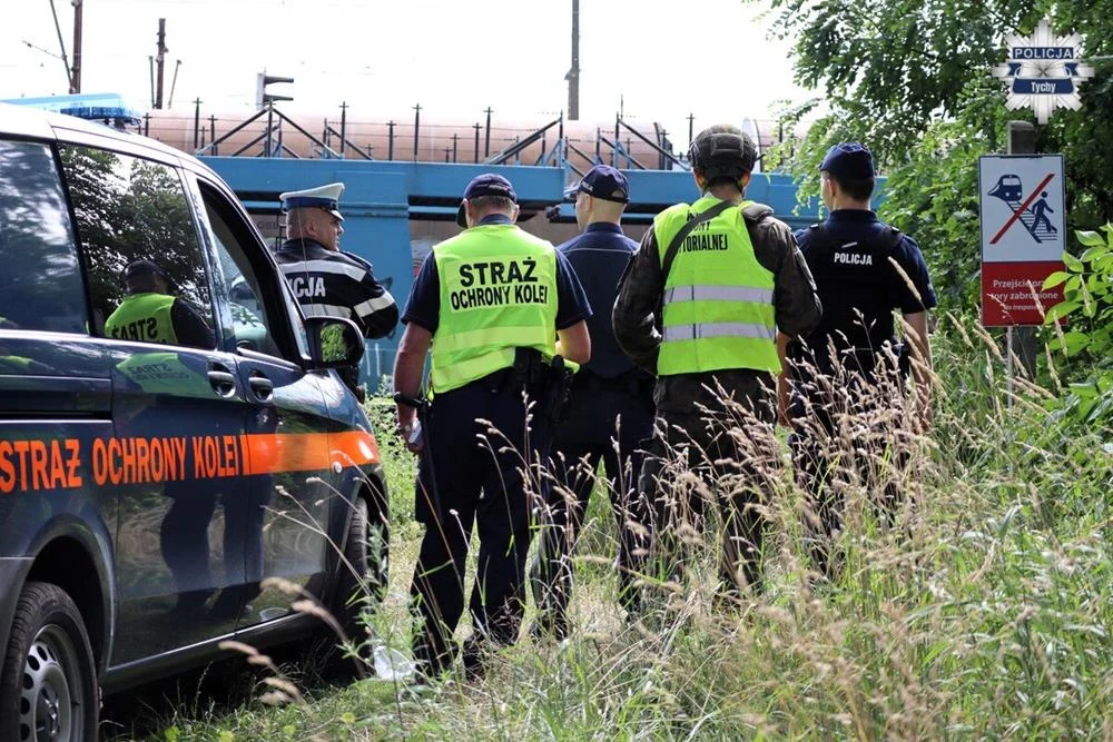 Kontrole przy torach w Tychach. Służby ostrzegają przed ryzykownymi skrótami