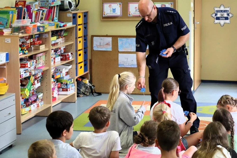 Bezpieczne wakacje w Tychach. Policjanci spotkali się z uczestnikami półkolonii
