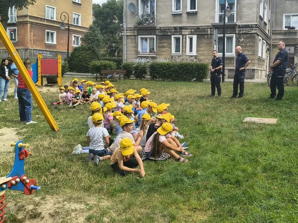 Policjanci odwiedzili tyskich przedszkolaków. Rozmawiali o bezpiecznych wakacjach