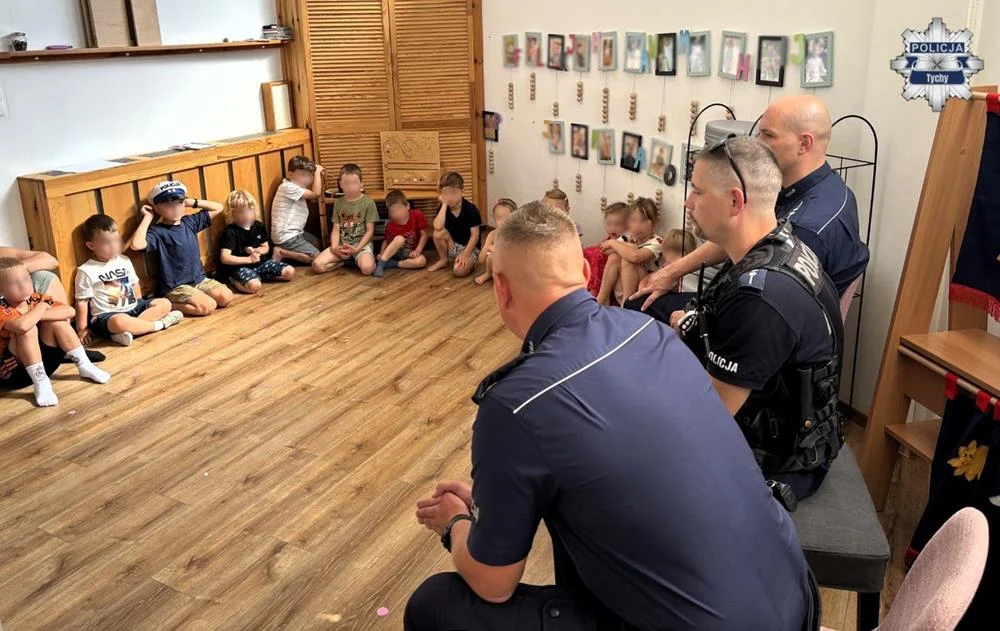 Jak bezpiecznie spędzić wakacje? Tyscy policjanci rozmawiali z najmłodszymi