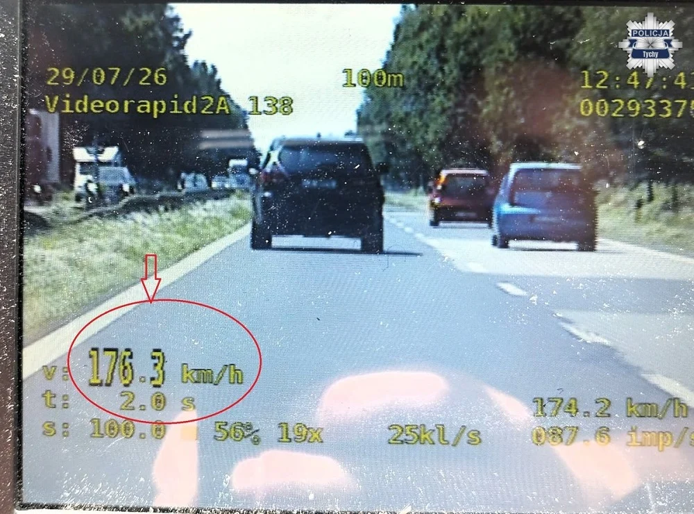 Piraci drogowi zatrzymani w Tychach. BMW pędziło 176 km/h