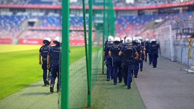 Policyjne ćwiczenia na stadionie w Zabrzu. Ponad 300 mundurowych przy Roosevelta