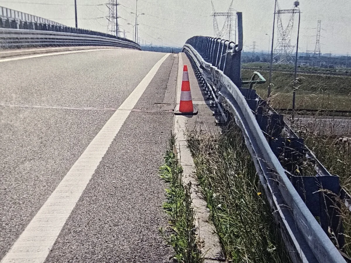 Uszkodzona bariera na autostradzie A1. Policja szuka świadków