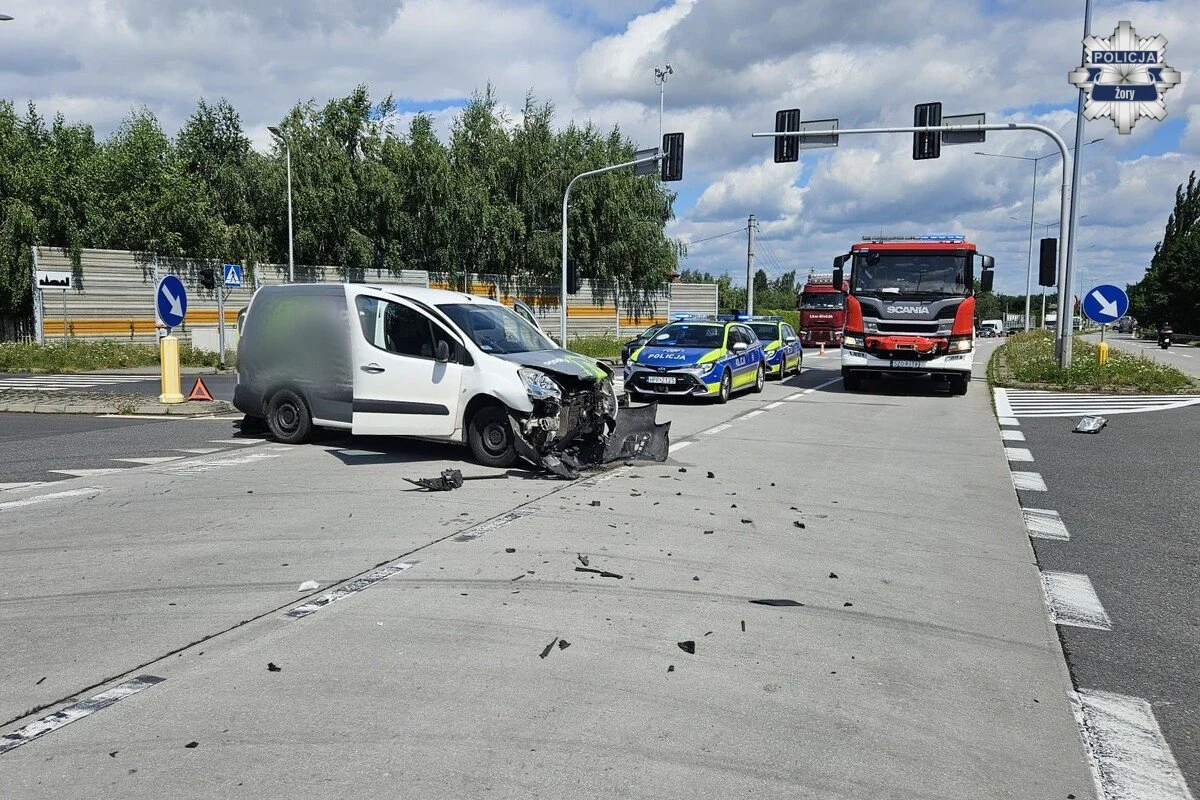 Poważny wypadek na DK81 w Żorach. Kierowcę reanimowano / fot. KMP Żory