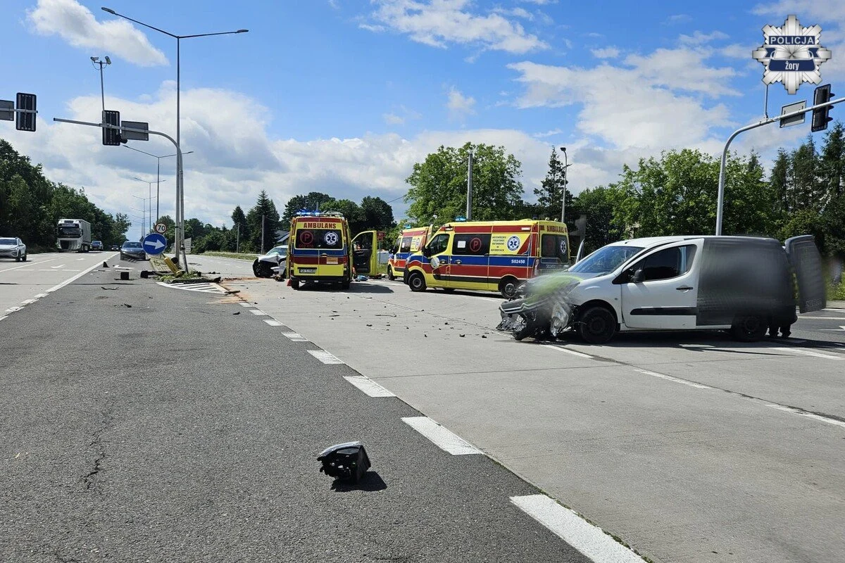 Poważny wypadek na DK81 w Żorach. Kierowcę reanimowano / fot. KMP Żory