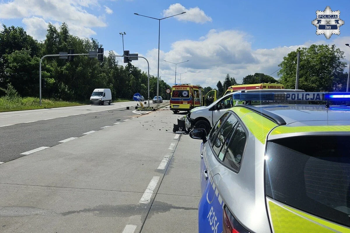 Poważny wypadek na DK81 w Żorach. Kierowcę reanimowano / fot. KMP Żory