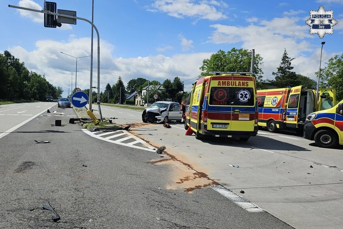 Poważny wypadek na DK81 w Żorach. Kierowcę reanimowano / fot. KMP Żory