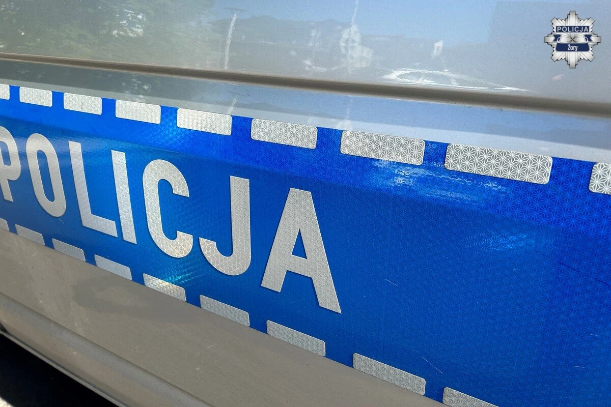 Nocne kontrole na osiedlu Gwarków. Policjanci znaleźli woreczki z proszkiem i suszem