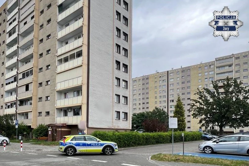 Żory: 29-latek wołał o pomoc z balkonu. Policjanci wyważyli drzwi