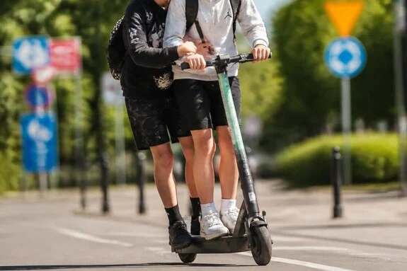 Dwóch 12-latków na jednej hulajnodze. Niebezpieczna jazda ulicą Stodolną w Żorach