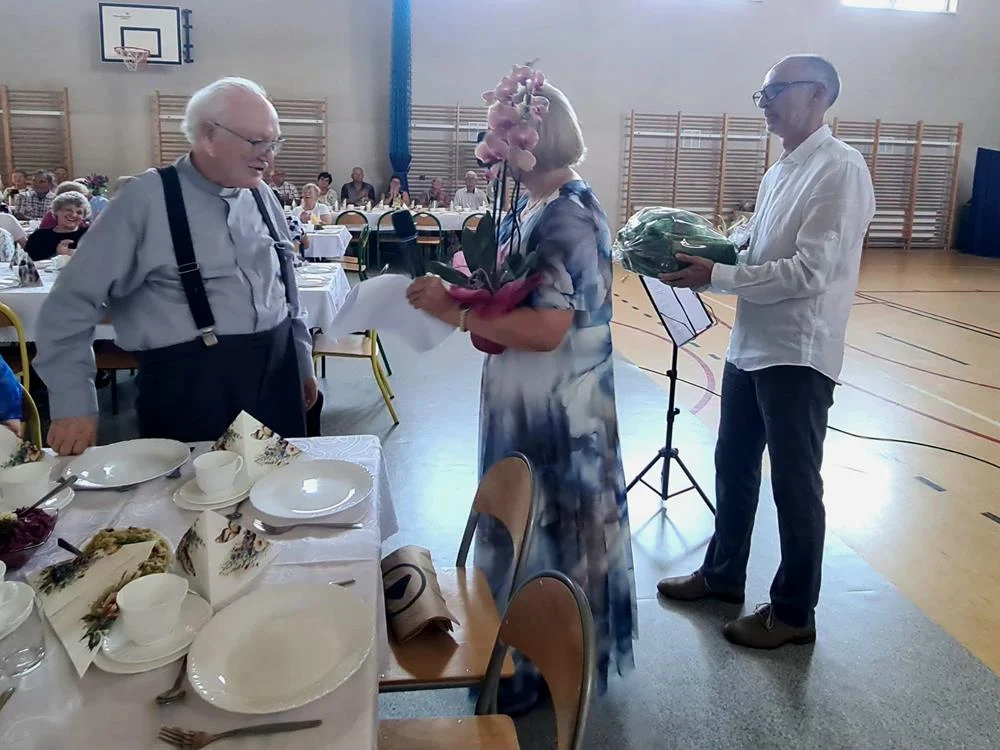 Wzruszające chwile w Zgoniu. Mieszkańcy 65+ spotkali się przy wspólnym stole
