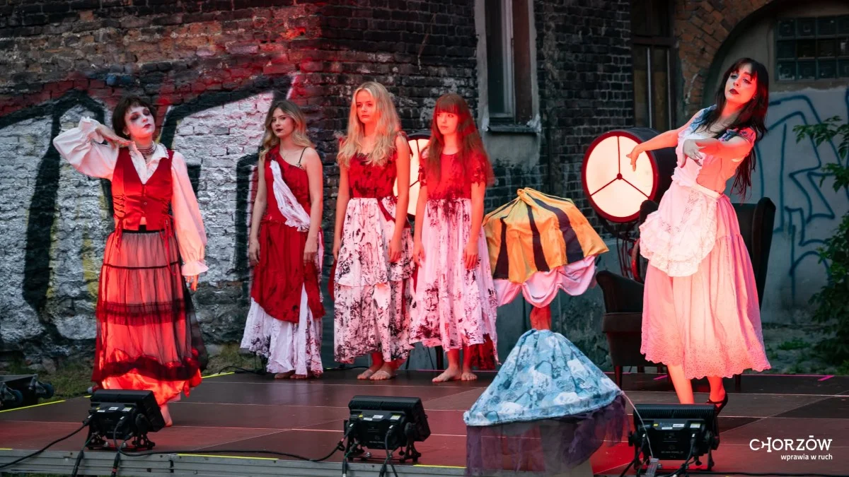 Balet pod gołym niebem w Chorzowie. Skwer przy Pudlerskiej zamienił się w scenę / fot. UM Chorzów FB
