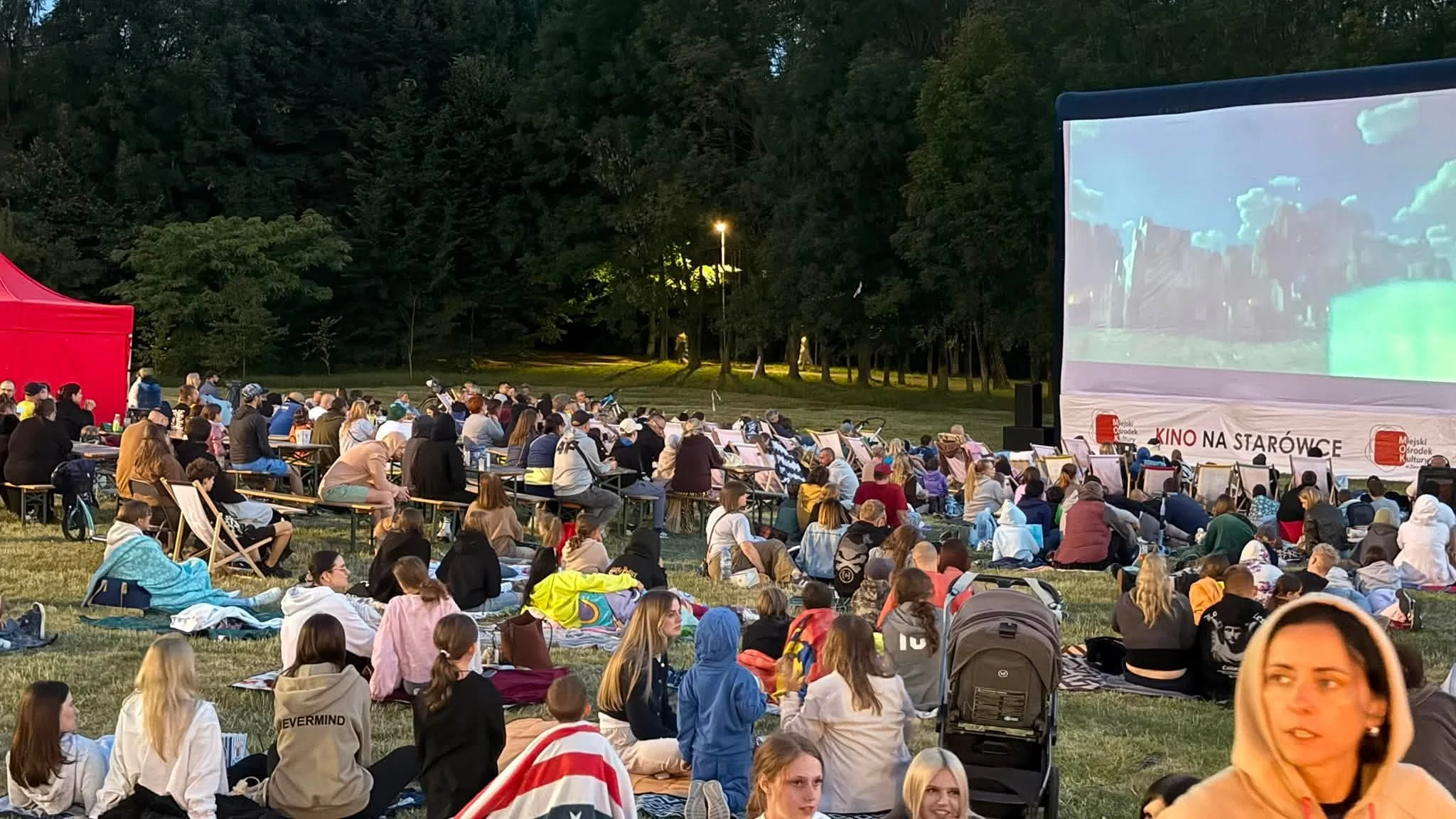 Tak wyglądało Kino Letnie w Żorach. Plenerowe seanse, leżaki i wakacyjny klimat