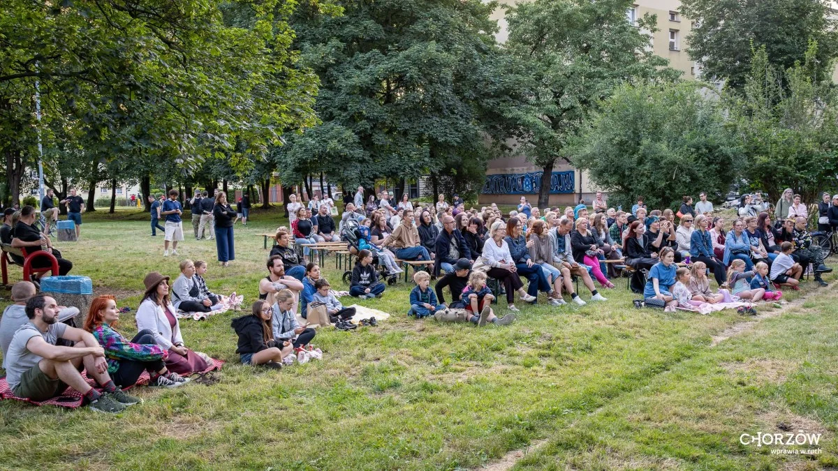 Balet pod gołym niebem w Chorzowie. Skwer przy Pudlerskiej zamienił się w scenę / fot. UM Chorzów FB