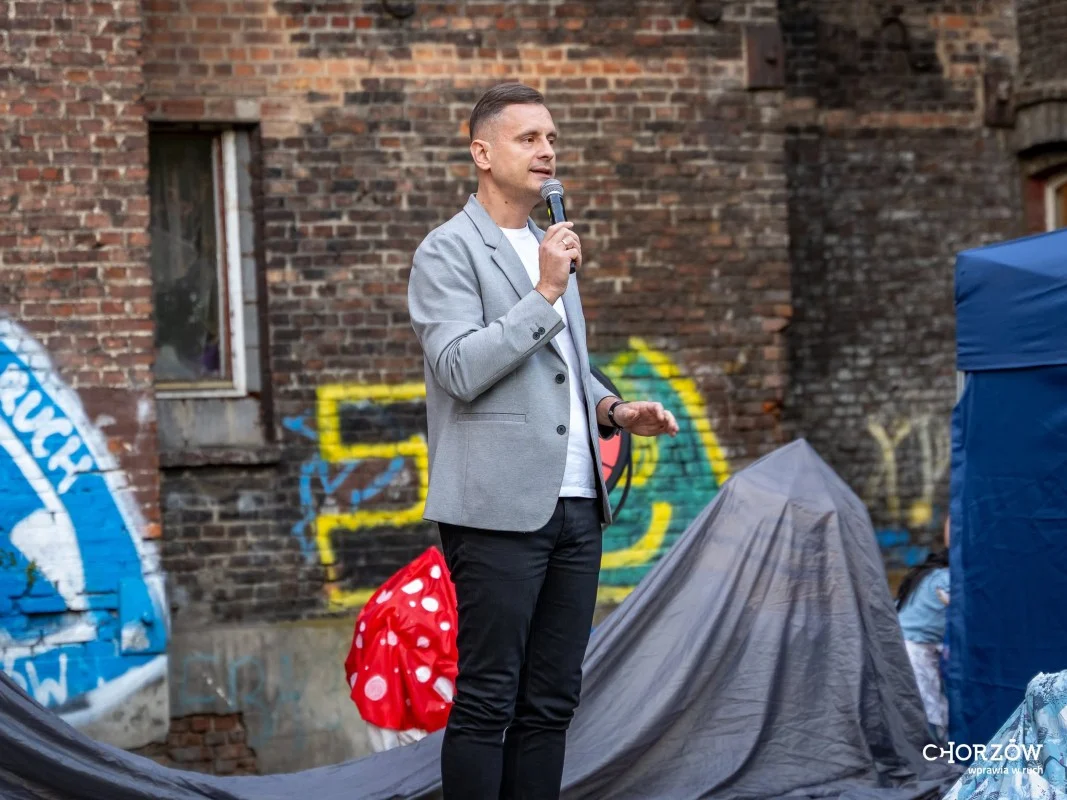 Balet pod gołym niebem w Chorzowie. Skwer przy Pudlerskiej zamienił się w scenę / fot. UM Chorzów FB
