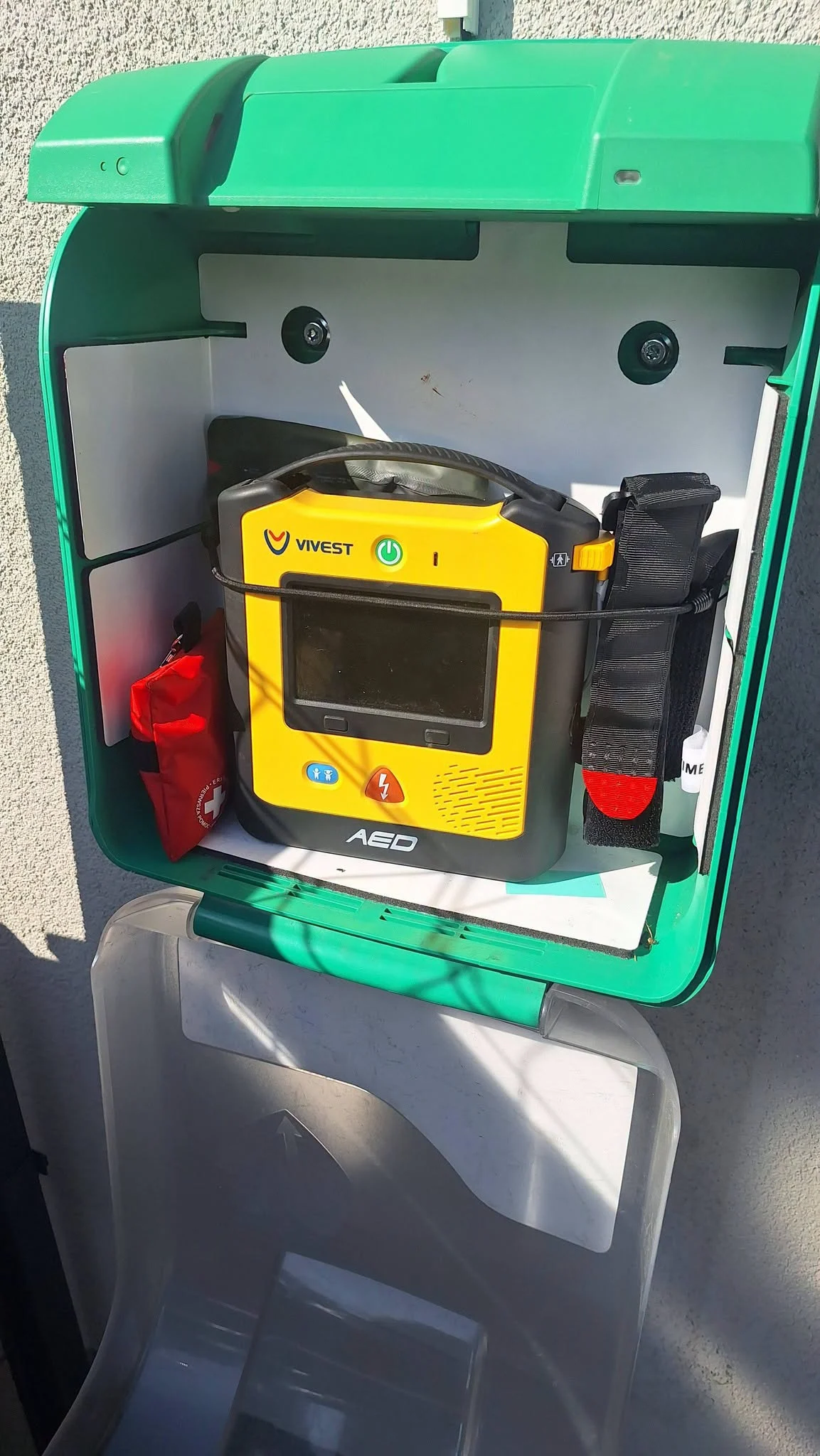 Na Osiedlu Kopernika stanęła kapsuła ratownicza. W środku AED i zestaw Stop Krwotok / fot. Rada Dzielnicy Osiedle Mikołaja Kopernika w Zabrzu