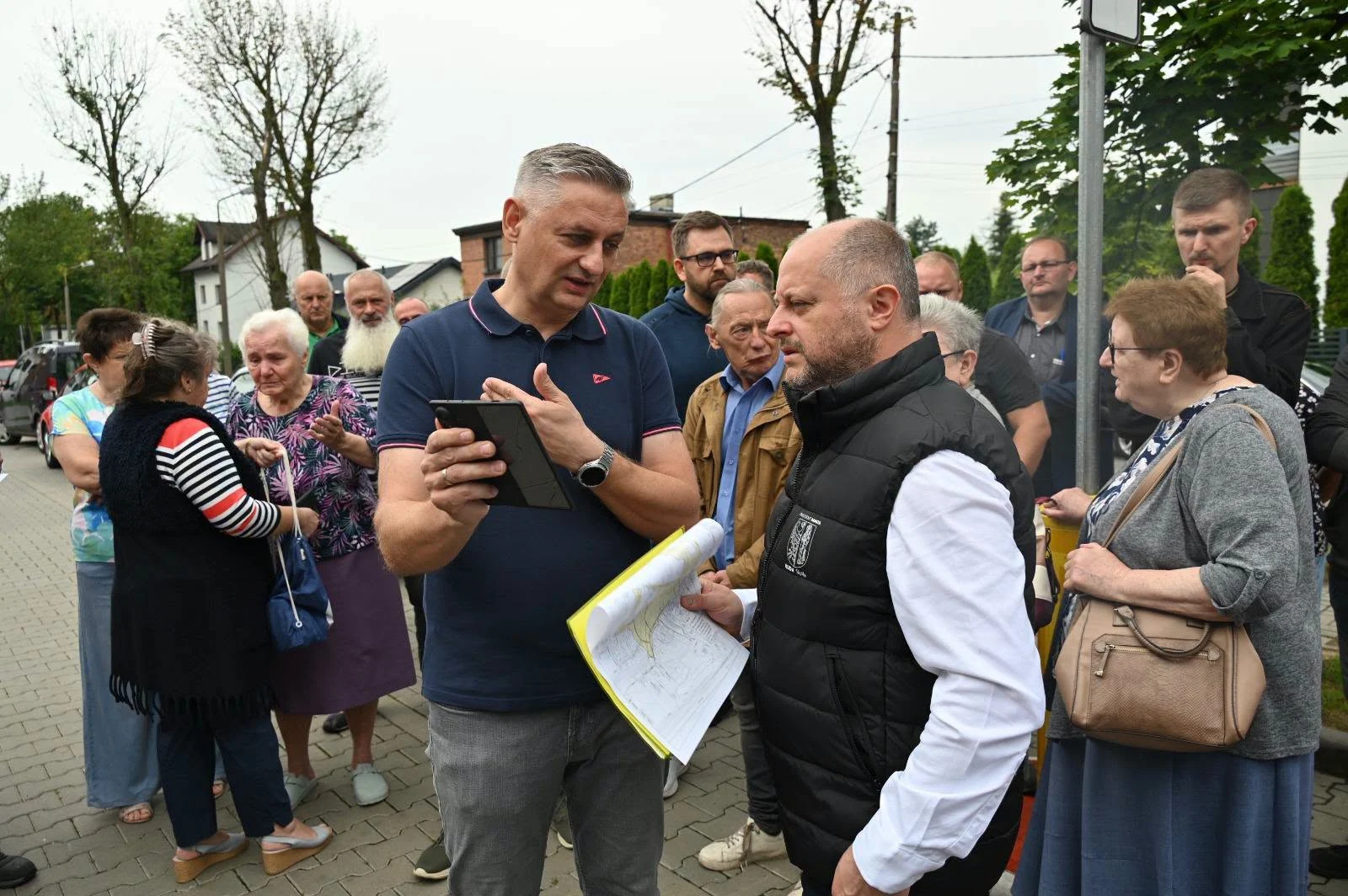 Wizja lokalna na zalewanych ulicach Bielszowic. Kopalnia ma pokazać plan odwodnienia / fot. Michał Pierończyk FB