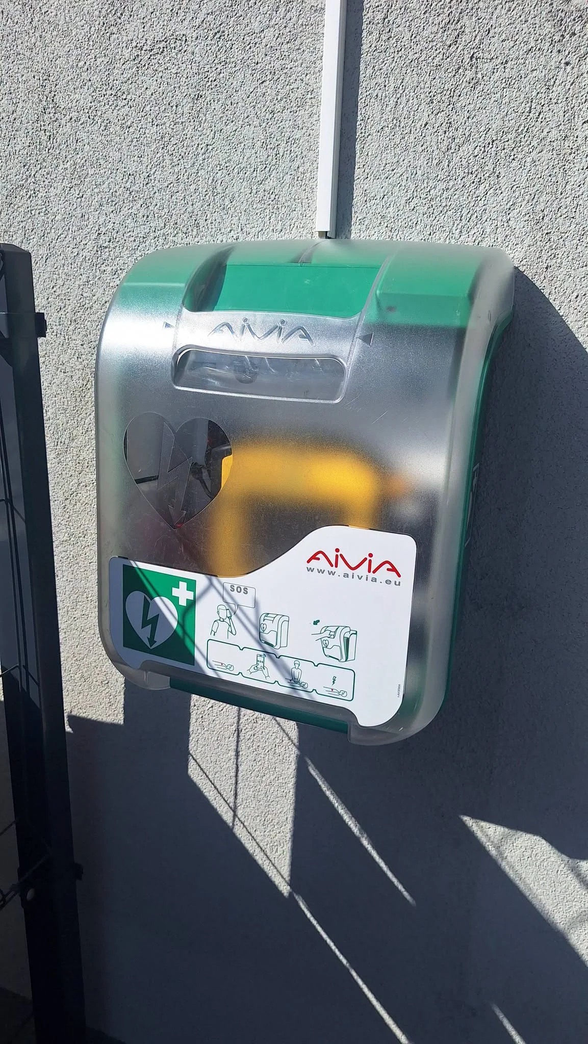 Na Osiedlu Kopernika stanęła kapsuła ratownicza. W środku AED i zestaw Stop Krwotok / fot. Rada Dzielnicy Osiedle Mikołaja Kopernika w Zabrzu