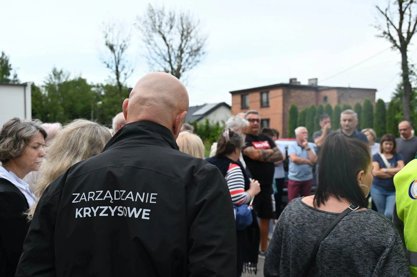 Wizja lokalna na zalewanych ulicach Bielszowic. Kopalnia ma pokazać plan odwodnienia / fot. Michał Pierończyk FB