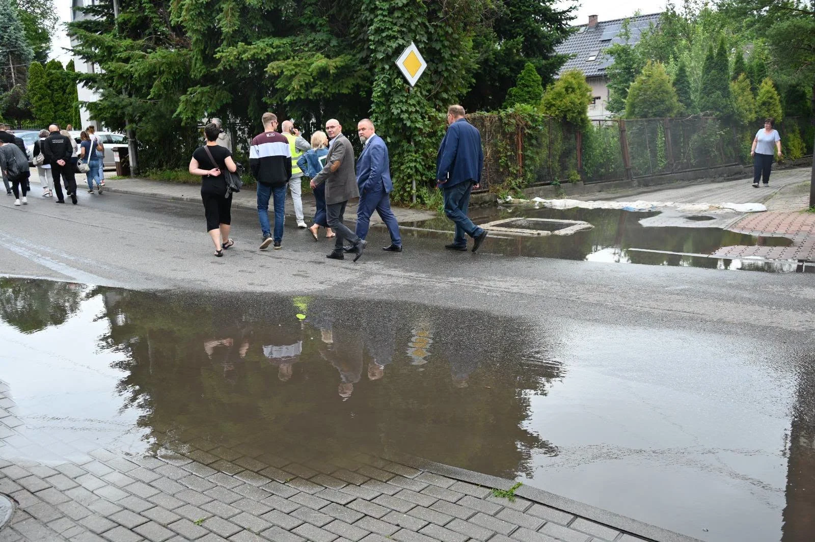 Wizja lokalna na zalewanych ulicach Bielszowic. Kopalnia ma pokazać plan odwodnienia / fot. Michał Pierończyk FB