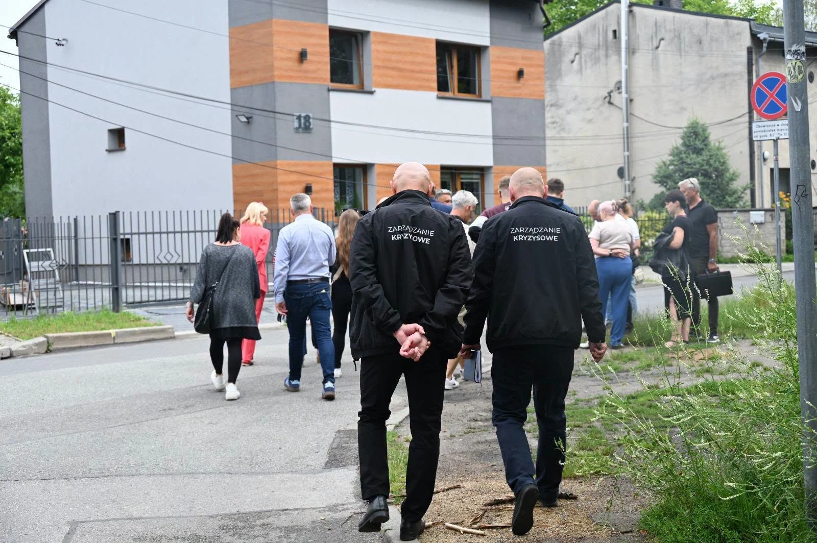 Wizja lokalna na zalewanych ulicach Bielszowic. Kopalnia ma pokazać plan odwodnienia / fot. Michał Pierończyk FB