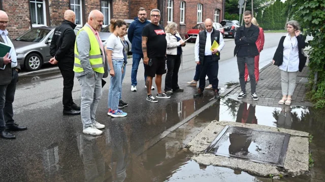 Wizja lokalna na zalewanych ulicach Bielszowic. Kopalnia ma pokazać plan odwodnienia