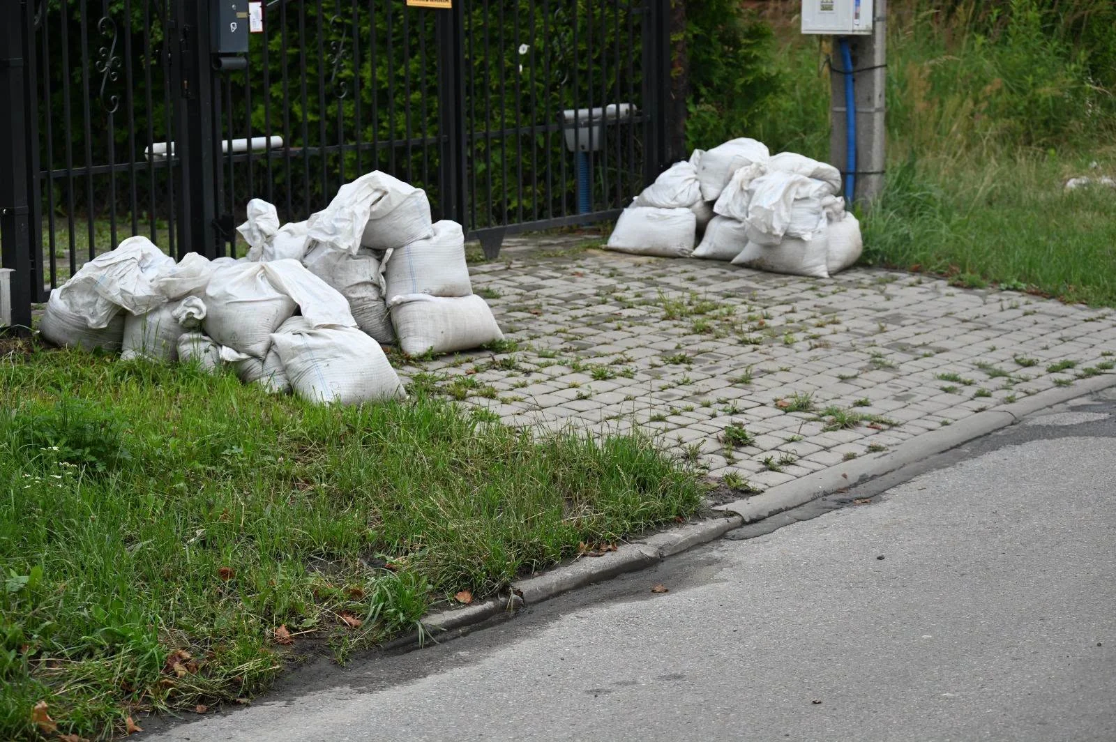 Wizja lokalna na zalewanych ulicach Bielszowic. Kopalnia ma pokazać plan odwodnienia / fot. Michał Pierończyk FB