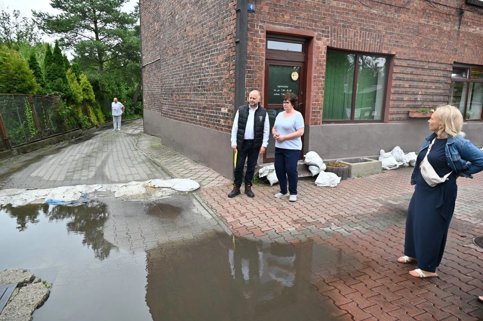Wizja lokalna na zalewanych ulicach Bielszowic. Kopalnia ma pokazać plan odwodnienia / fot. Michał Pierończyk FB