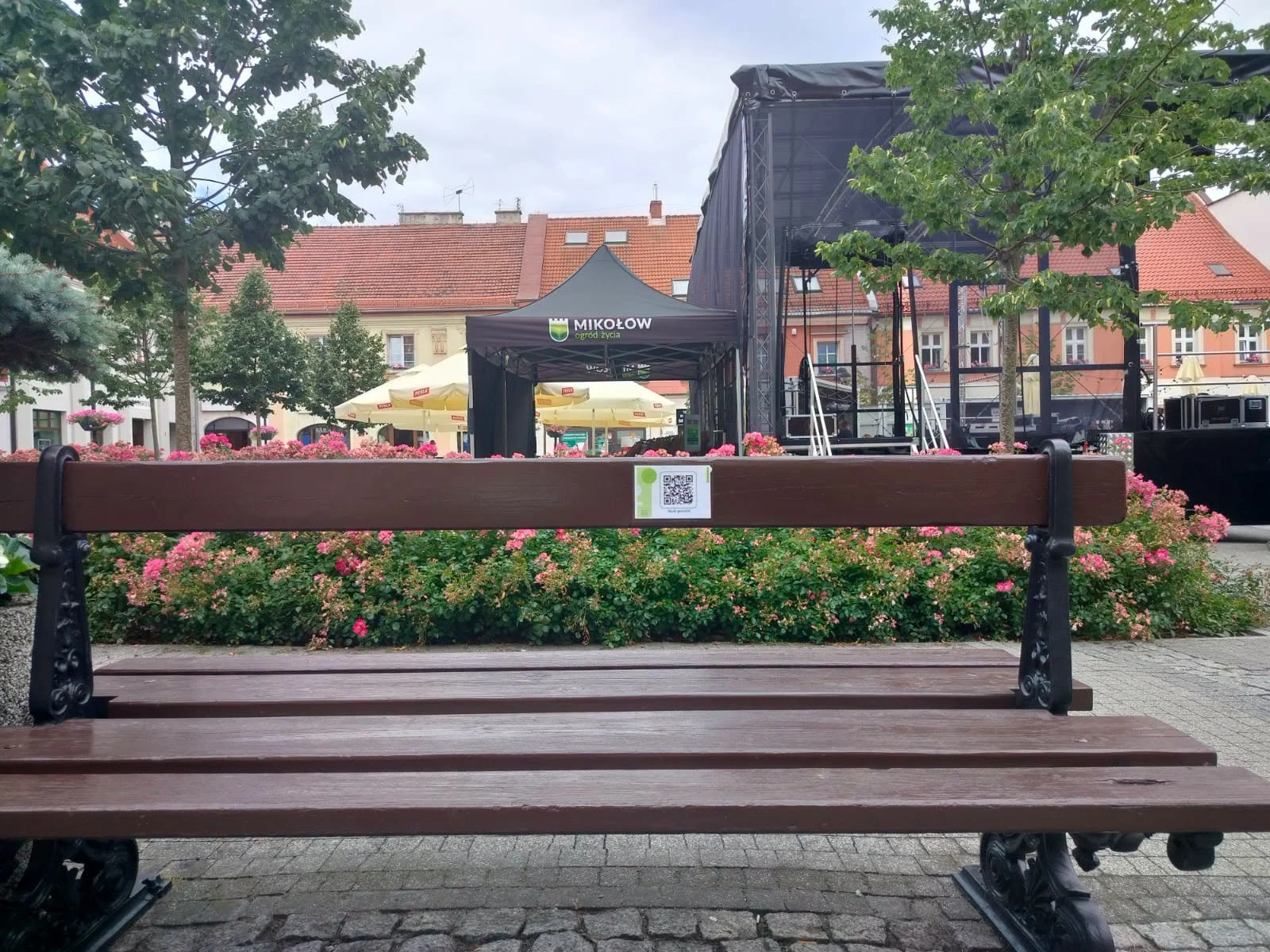 Usiądź, zeskanuj i zabierz dobrą myśl. Ławki Opowieści pojawiły się na Rynku w Mikołowie