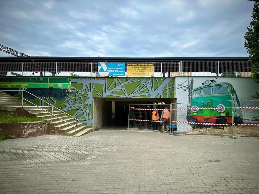 Historyczny mural odmienił dworzec w Mysłowicach. Pierwszy etap prac zakończony