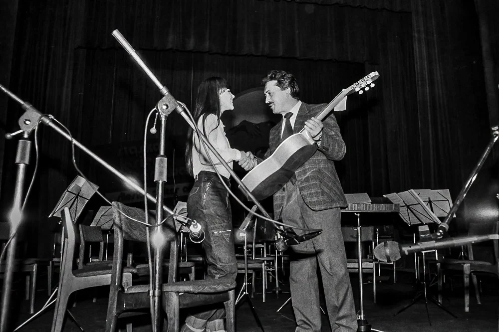 Kto dostał gitarę w Tychach w 1986 roku? Muzeum szuka bohaterów starych zdjęć