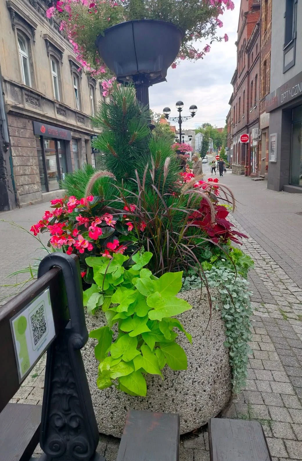 Ławki Opowieści na mikołowskim Rynku. Biblioteka ukryła dobre myśli w kodach QR / fot. MBP Mikołów